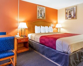 Econo Lodge Inn & Suites