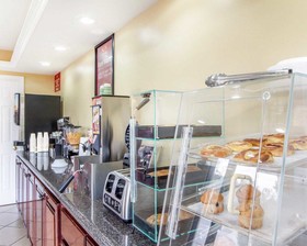 Econo Lodge Inn & Suites