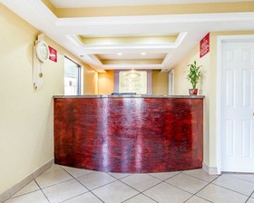 Econo Lodge Inn & Suites