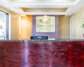 Econo Lodge Inn & Suites