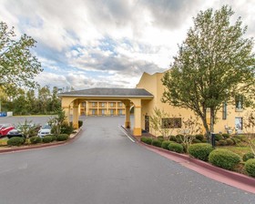 Econo Lodge Inn & Suites