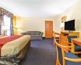 Econo Lodge Inn & Suites
