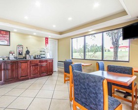 Econo Lodge Inn & Suites