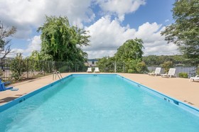 Lake View Inn & Suites