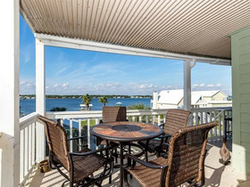 Lagoon Landing by Vacasa