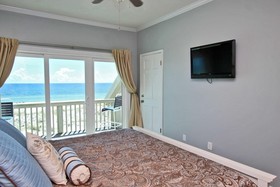 Marilyns Cottage by Youngs Suncoast