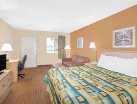 Days Inn by Wyndham Hamilton