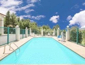 Days Inn by Wyndham Hamilton