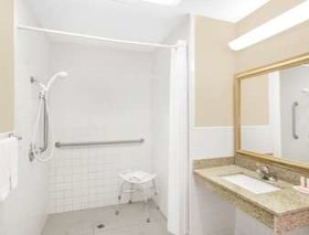 Days Inn by Wyndham Hamilton