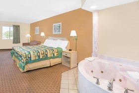 Days Inn by Wyndham Hamilton