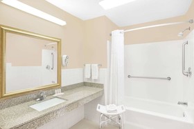 Days Inn by Wyndham Hamilton