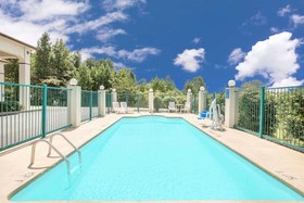 Days Inn by Wyndham Hamilton