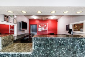 Econo Lodge Inn & Suites