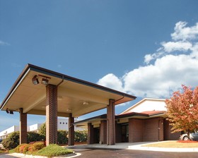 Econo Lodge Inn & Suites