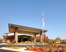 Econo Lodge Inn & Suites