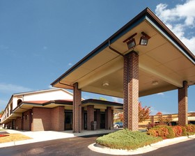 Econo Lodge Inn & Suites