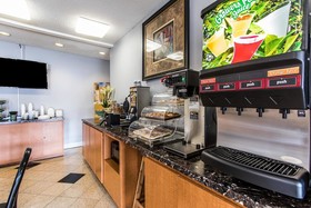 Econo Lodge Inn & Suites