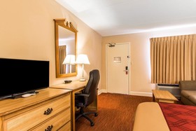 Econo Lodge Inn & Suites