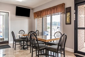 Econo Lodge Inn & Suites