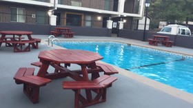 Econo Lodge Inn & Suites