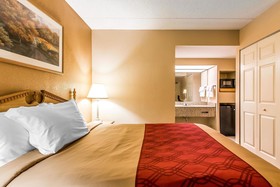 Econo Lodge Inn & Suites