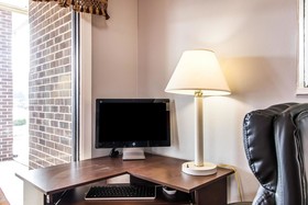 Econo Lodge Inn & Suites