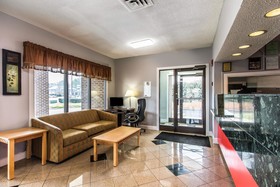 Econo Lodge Inn & Suites