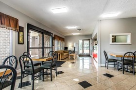 Econo Lodge Inn & Suites