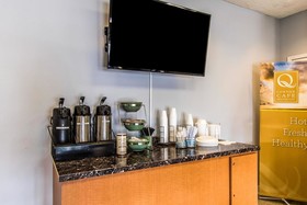 Econo Lodge Inn & Suites