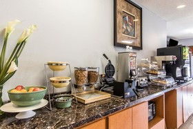 Econo Lodge Inn & Suites