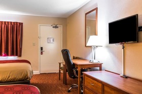 Econo Lodge Inn & Suites