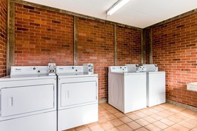 Econo Lodge Inn & Suites