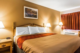 Econo Lodge Inn & Suites