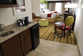 Holiday Inn Express & Suites Huntsville Airport