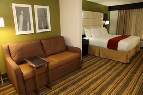 Holiday Inn Express & Suites Huntsville Airport