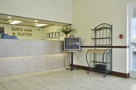 Days Inn & Suites by Wyndham Mobile