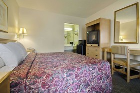 Days Inn & Suites by Wyndham Mobile