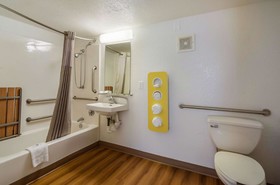 OYO Hotel Mobile, AL I-65 at Airport Blvd