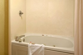 Super 8 by Wyndham Mobile/Tillmans Corner