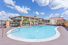 Super 8 by Wyndham Prattville Montgomery