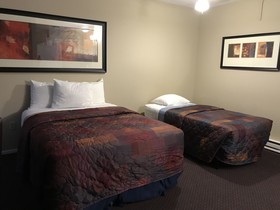 Lakeshore Inn & Suites