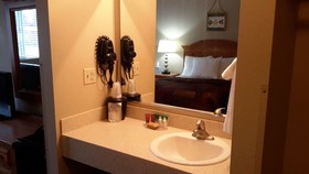 Lakeshore Inn & Suites