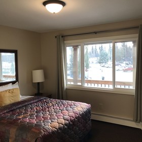 Lakeshore Inn & Suites