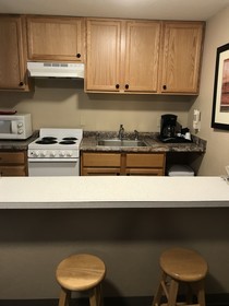 Lakeshore Inn & Suites