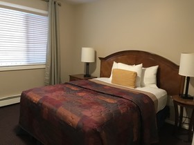 Lakeshore Inn & Suites