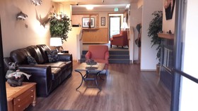 Lakeshore Inn & Suites