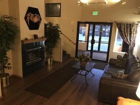 Lakeshore Inn & Suites