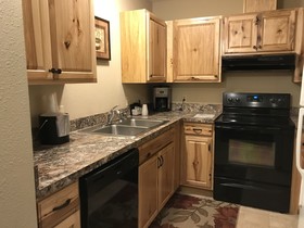 Lakeshore Inn & Suites