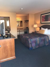 Lakeshore Inn & Suites