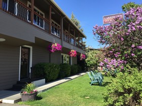 Lakeshore Inn & Suites